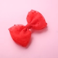 Détail d'un nœud à cheveux en tulle rouge avec des pois floqués et un design multicouche - Rouge