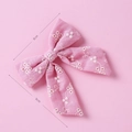 Vue détaillée du nœud à cheveux en coton rose avec broderie florale et dimensions - Rose