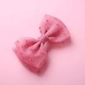 Détail d'une pince à cheveux nœud en résille rose avec pois texturés et couches douces - Rose Foncé