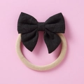 Détail du bandeau avec nœud en dentelle noire et ruban élastique beige pour bébé - Vert Foncé