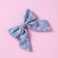 Détail d'un nœud papillon bleu en coton avec broderie florale blanche délicate - Bleu Clair