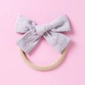 Detailierte Textur der fliederfarbenen gepunkteten Schleife und Nylon-Stirnband für Babys - Grau