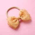 Détail d'un bandeau bébé en nylon doux avec un nœud en maille beige à pois 3D - Pêche Jaune