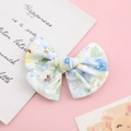 Dettaglio di un fiocco in cotone azzurro con stampa floreale su sfondo rosa - Sfondo Blu Chiaro Floreale