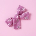 Dettaglio del fermaglio per capelli a fiocco in cotone viola con ricami floreali bianchi - Rosa Viola