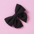 Nahaufnahme der schwarzen Jacquard-Baumwoll-Haarspange mit Spitzenstruktur auf Rosa Grund - 10 Schwarz