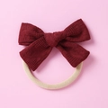 Détail du nœud en dentelle rouge foncé sur bandeau élastique doux pour bébés - Rouge Foncé