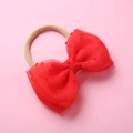 Détail du bandeau en nylon pour bébé avec nœud en maille rouge et pois texturés - Rouge