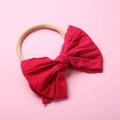Vue détaillée du bandeau bébé avec nœud rouge et ruban en nylon souple sans couture - Rouge Vin