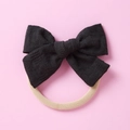 Détail d'un bandeau à nœud en dentelle noire avec un élastique en nylon beige doux - Vert Foncé