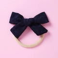 Détail du bandeau avec nœud en maille bleu marine et élastique beige sans couture - Bleu foncé