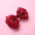 Détail d'une barrette à cheveux nœud en tulle rouge foncé avec pois en velours - Rouge Foncé