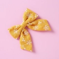 Détail d'un nœud papillon en coton jaune avec broderie florale blanche et texture - Jaune