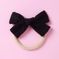Detail eines Baby Stirnbands mit schwarzer gepunkteter Schleife und Nylonband - Schwarz