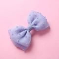 Détail d'une pince à cheveux nœud en tulle lavande avec petits pois floqués en relief - Bleu ciel