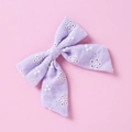 Détail d'un nœud papillon en coton violet clair avec broderie florale blanche délicate - Lavande