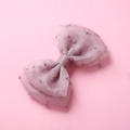 Détail d'une pince à cheveux rose en tulle avec pois texturés et nœud multicouche - Violet foncé