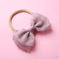 Détail du bandeau bébé en nylon souple avec un grand nœud en résille rose à pois - Gris