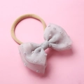 Détail du bandeau en nylon pour bébé avec nœud en maille grise à pois sur rose - Gris clair