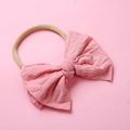 Détail macro du nœud en coton rose et du bandeau en nylon sans couture pour bébé - Rose Poudré Foncé