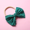 Détail d'un bandeau pour bébé en nylon souple avec un grand nœud en tricot vert foncé - Vert Foncé