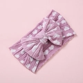 Détail du bandeau bébé en nylon avec imprimé cœur et un grand nœud en jacquard doux - Cœur Violet Clair