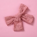 Détail de la pince à cheveux noeud en dentelle rose avec broderie florale - Rose Poudré