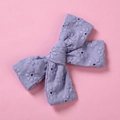 Détails de broderie de marguerites sur une pince à cheveux nœud en coton lavande - Violet