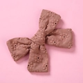 Détail de la pince à cheveux noeud en coton brodé marron avec texture florale - Kaki