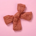 Détail d'une pince à cheveux nœud en coton brodé orange rouille pour filles sur rose - Orange Citrouille