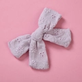 Détail d'une pince à cheveux en coton lavande avec broderie florale et design ajouré - Mauve Clair