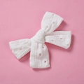 Détail d'un nœud en dentelle brodée blanche pour barrette à fleurs en coton pour fille - Blanc