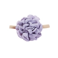 Detalle de una rosa de tela morada sobre una suave diadema de nailon marrón para bebés - Estilo Rosa de Tela Púrpura