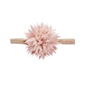 Primer plano de una diadema de nailon sin costuras con flor de gasa rosa suave para bebés - Estilo Floral de Varias Capas Rosa Claro