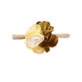 Vista detallada de diadema con flores de seda 3D y banda elástica de nailon suave - Estilo Floral 3D con Aspecto de Satén Amarillo