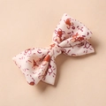 Gros plan sur une pince à cheveux à motif floral rose montrant la texture du tissu fin - Floral Abstrait Rose (9)