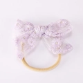 Détail du nœud en dentelle violette brodé de marguerites et bandeau pour bébé - Violet