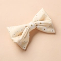 Détail de la pince à cheveux fleurie pour bébés avec motifs blancs sur tissu beige - Floral Jaune Beige (5)