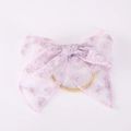 Détail de l'élastique en dentelle rose avec nœud brodé de petites marguerites blanches - Violet