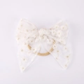 Détail du bandeau bébé avec grand nœud en dentelle blanche et broderie de marguerites - Blanc