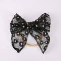 Détail de broderie de marguerites blanches sur nœud en dentelle noire avec bandeau bébé - Noir