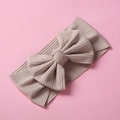 Detalle de diadema de punto acanalado para bebé con un lazo grande en tono beige - Gris claro