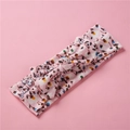 Détail de l'imprimé floral sur le bandeau bébé rose en coton tricoté souple et élastique - Fond Rose Petites Feuilles