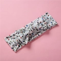Détail du bandeau bébé en maille à fleurs avec motif baies et nœud décoratif doux - Floral Feuilles Bleues