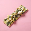 Détail d'un bandeau bébé en tissu jaune avec fleurs blanches et feuilles de palmier - Floral Tropical Jaune Vif