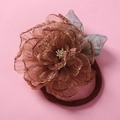 Diadema de flores de tul marrón para bebés con capas 3D y hojas sobre fondo rosa - café