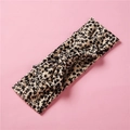 Détail du bandeau élastique en tricot pour bébé avec motif floral beige et grand nœud - Petit Floral Jaune Terre