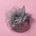 Detalle de diadema para bebé con flor de malla gris, nailon suave y centro de perlas - Gris