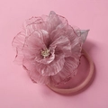Detalle de diadema de flores de malla rosa con pétalos suaves y hoja de brillo plateado - Rosa Empolvado