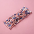Détail du bandeau fleuri pour bébé montrant le tissu en maille élastique et le nœud - Fleur De Coton Rose